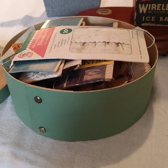 Two Pieces Of Vintage House Items - Picture 4 of 9